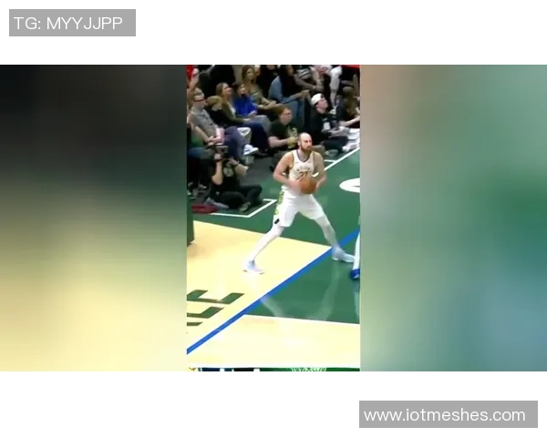 拳击手出击波蒂斯上篮遭无视犯规愤怒重拳击打篮架引发热议